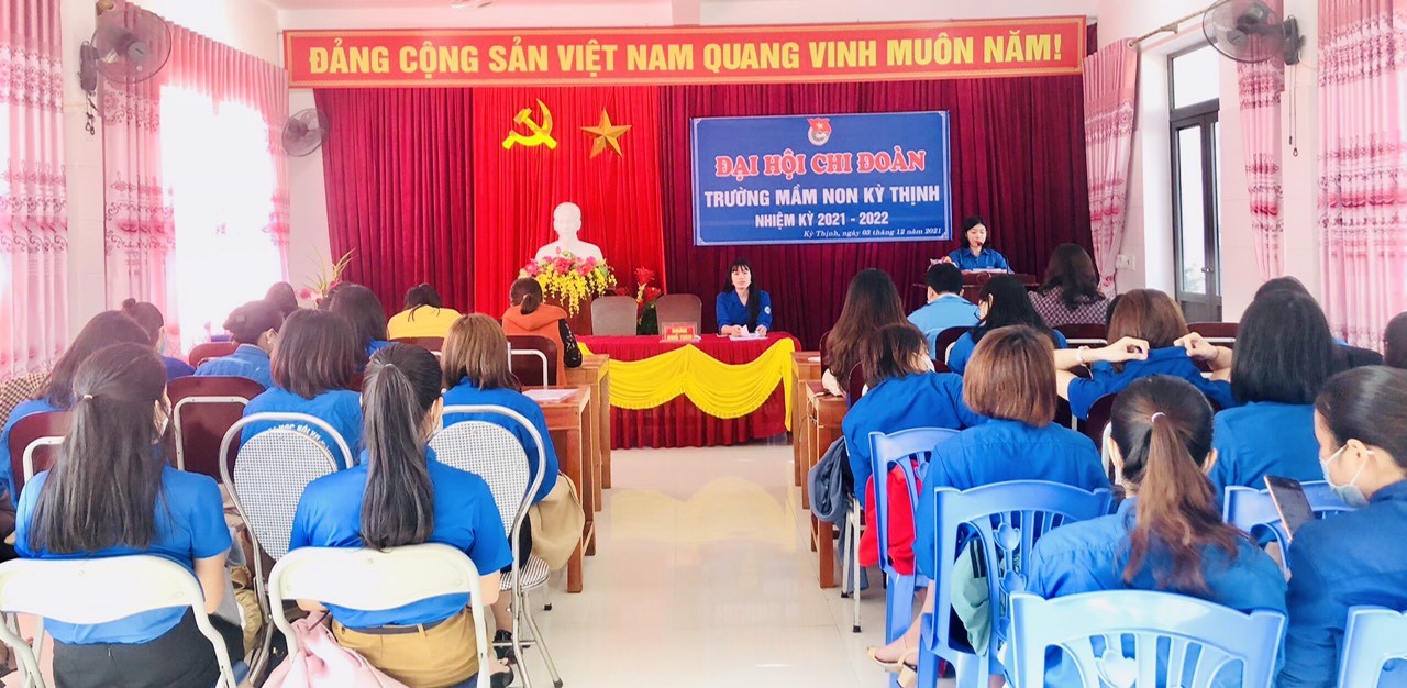 đ/c Nguyễn Thị Phương Thảo đại diện BCH chi đoàn lên khai mạc Đại hội.