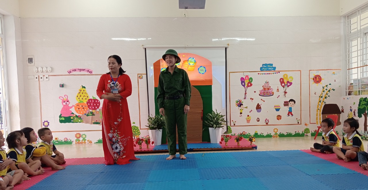 Hoạt động kỹ năng chào hổi của cô Nguyễn Thị Loan
