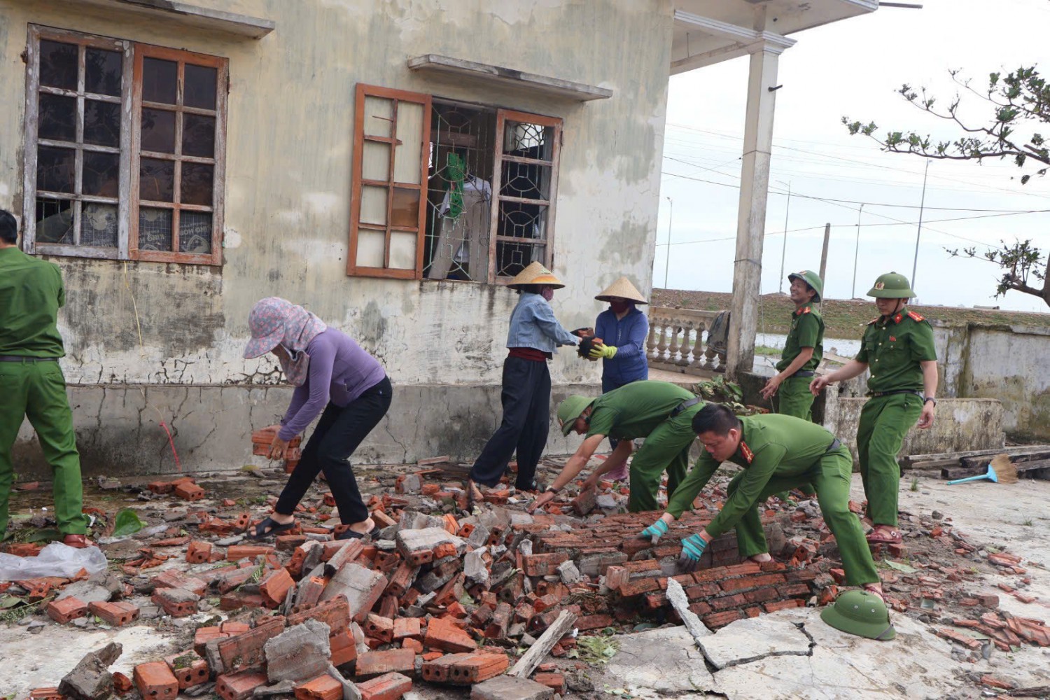 TRƯỜNG MẦM NON KỲ THỊNH DỌN DẸP, KHẮC PHỤC SAU BÃO SỐ 10 BUALOI
