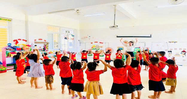 NIỀM VUI NHỮNG NGÀY ĐẦU ĐẾN LỚP CỦA CÁC BÉ TRƯỜNG MẦM NON KỲ THỊNH