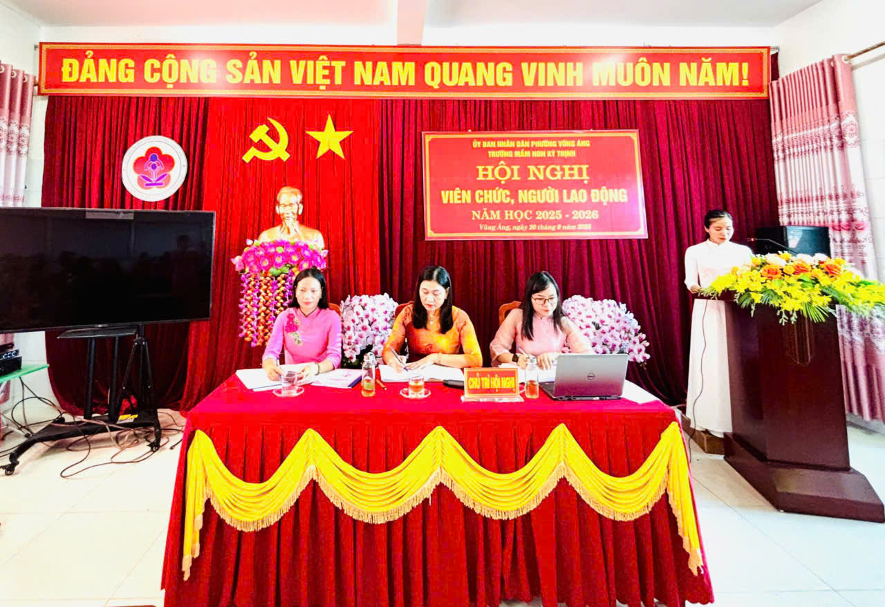 Đ/c Nguyễn Thị Hồng tham luận về xây dựng CSVC công tác XHH thực hiện nhiệm vụ CSGD trẻ