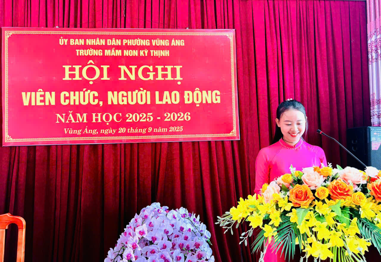 Đ/c Lê Thị Thơm Hà tham luận về vai trò của Đoàn thanh niên trong thực hiện các cuộc vận động