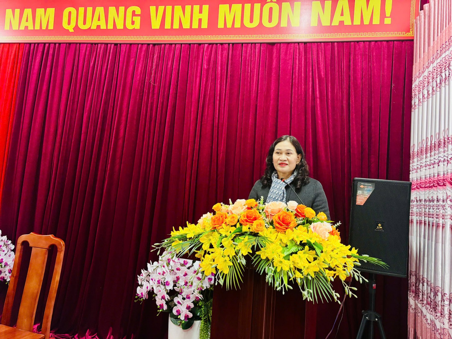 Đ/c Lê Thị Thu Hà-Bí thư chi bộ đọc báo cáo kiểm điểm cấp ủy chi bộ