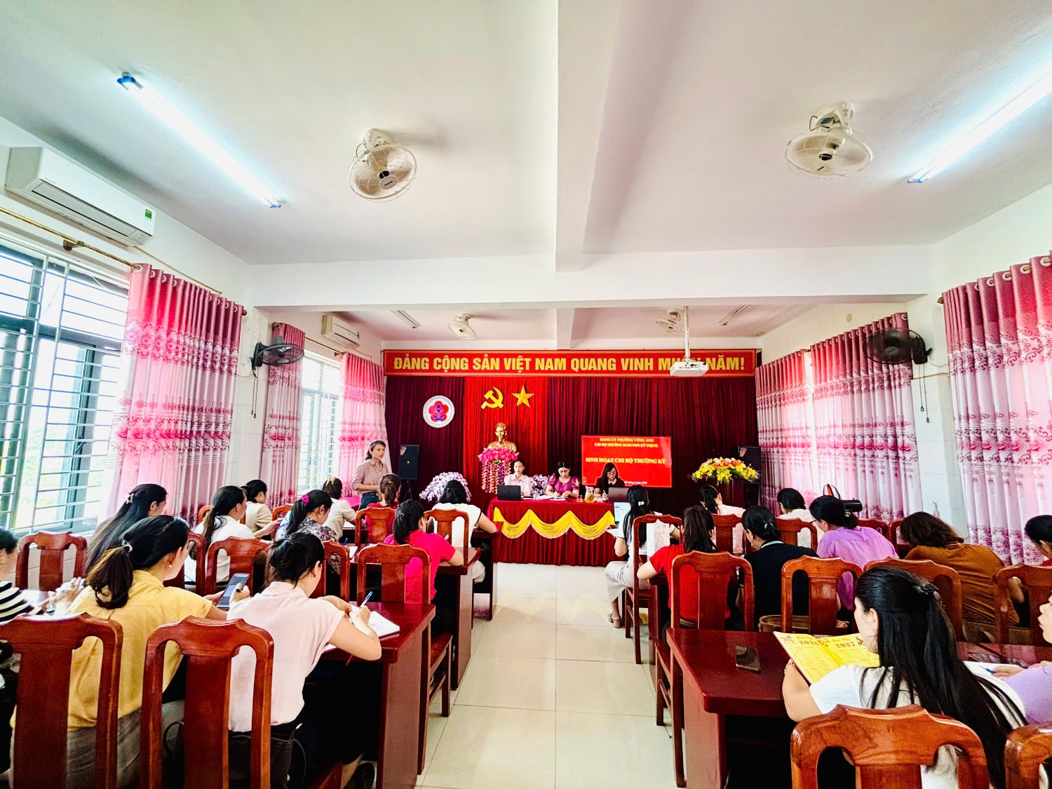 CHI BỘ TRƯỜNG MẦM NON KỲ THỊNH TỔ CHỨC SINH HOẠT THƯỜNG THÁNG 4 NĂM 2026